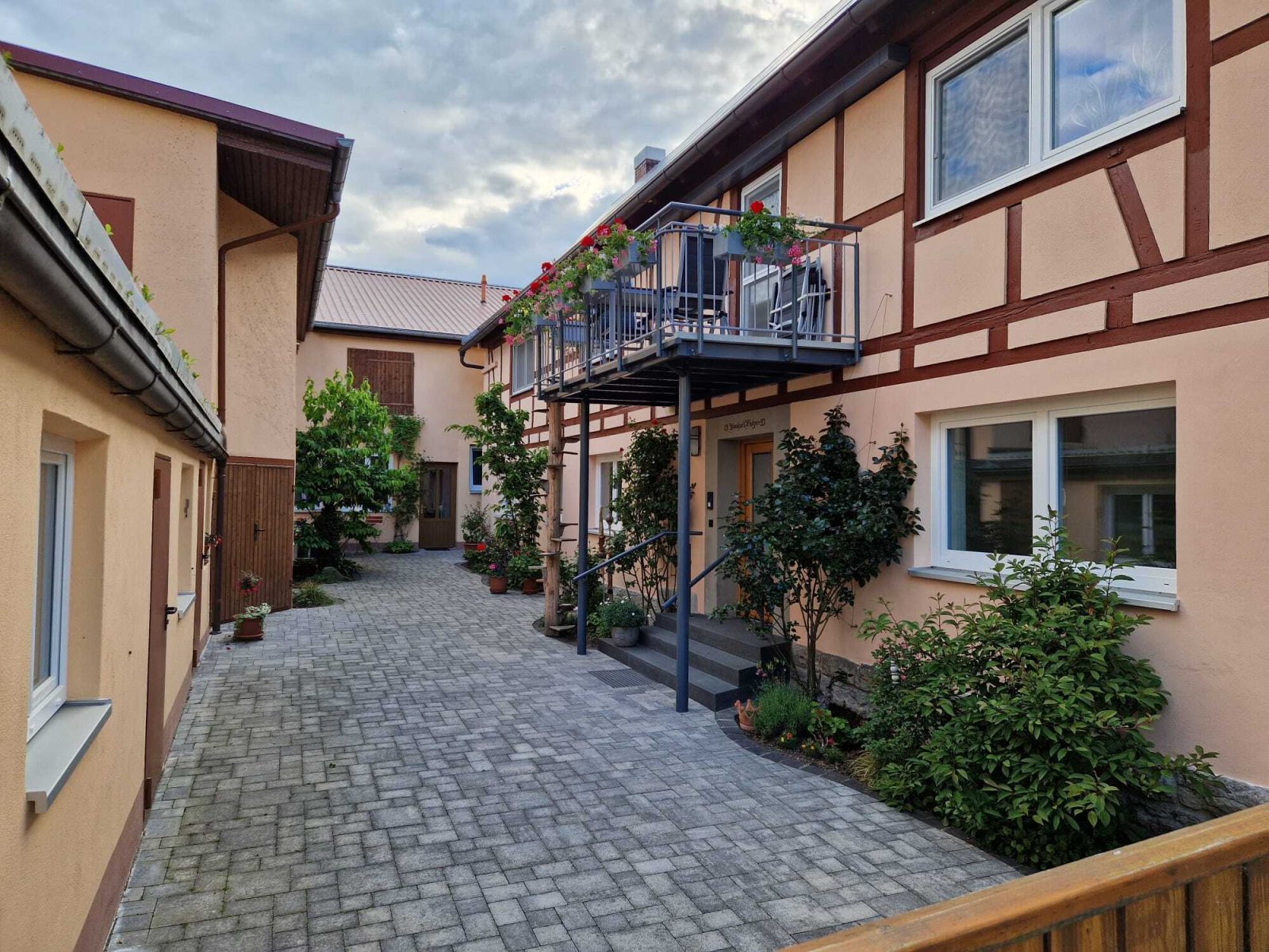Gewerbe und Wohnen - Zweifamilienhaus mit Werkgebäude