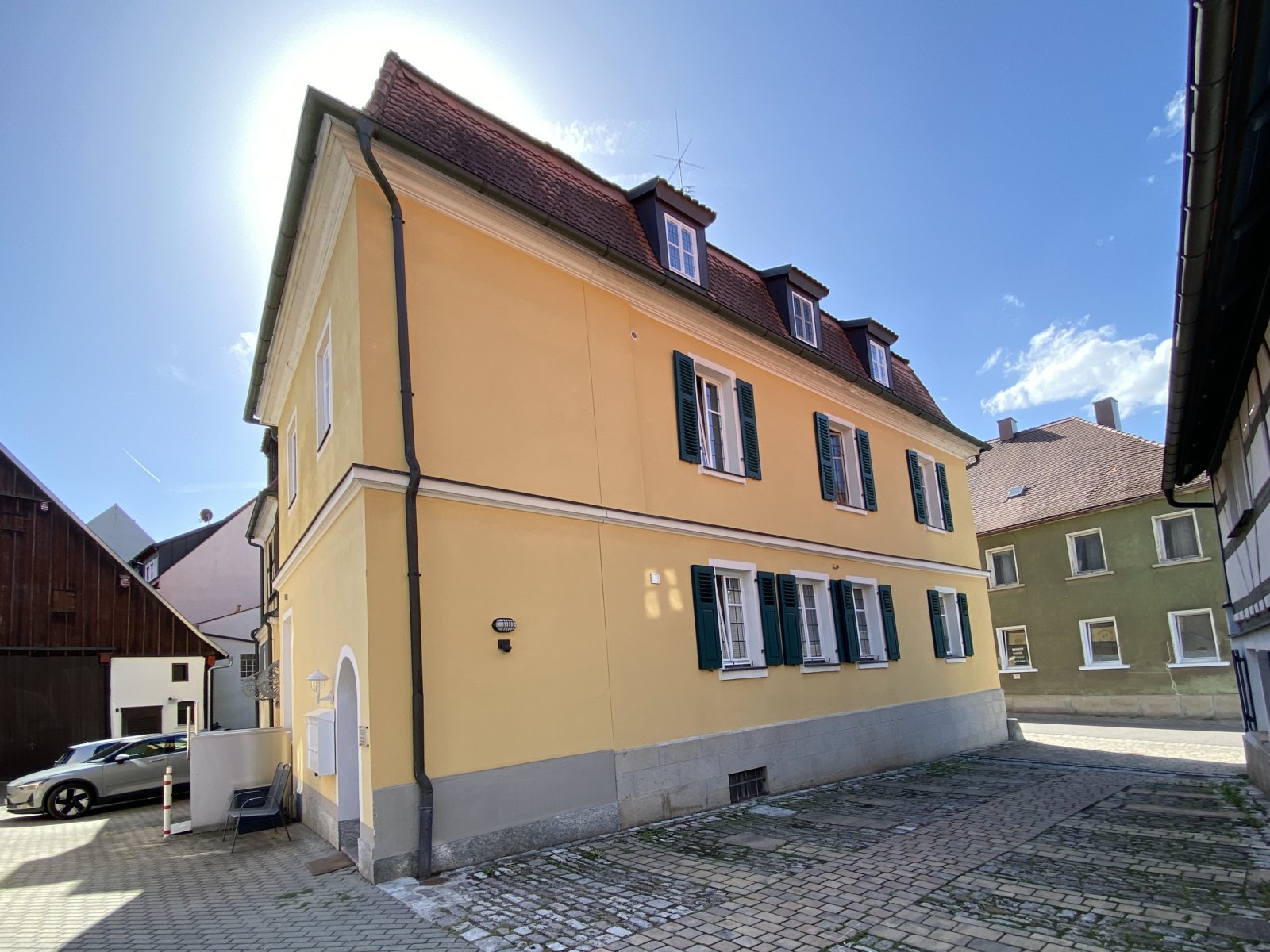 Historisches Flair trifft moderne Rendite – Gepflegtes Anlageobjekt im Herzen von Bad Windsheim