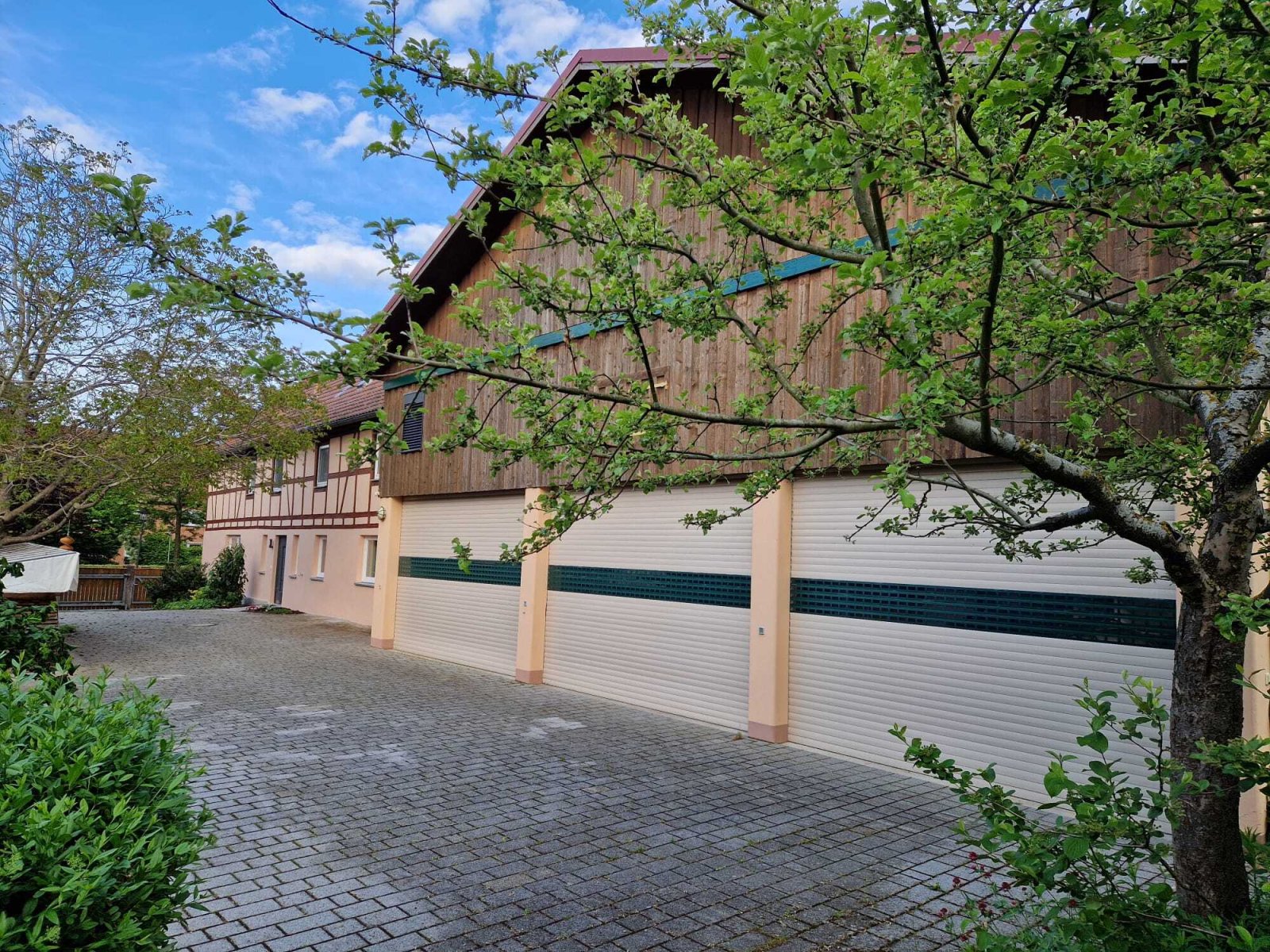 Nordwestansicht Hof, Haus und Halle Nordwestansicht Hof, Haus und Halle