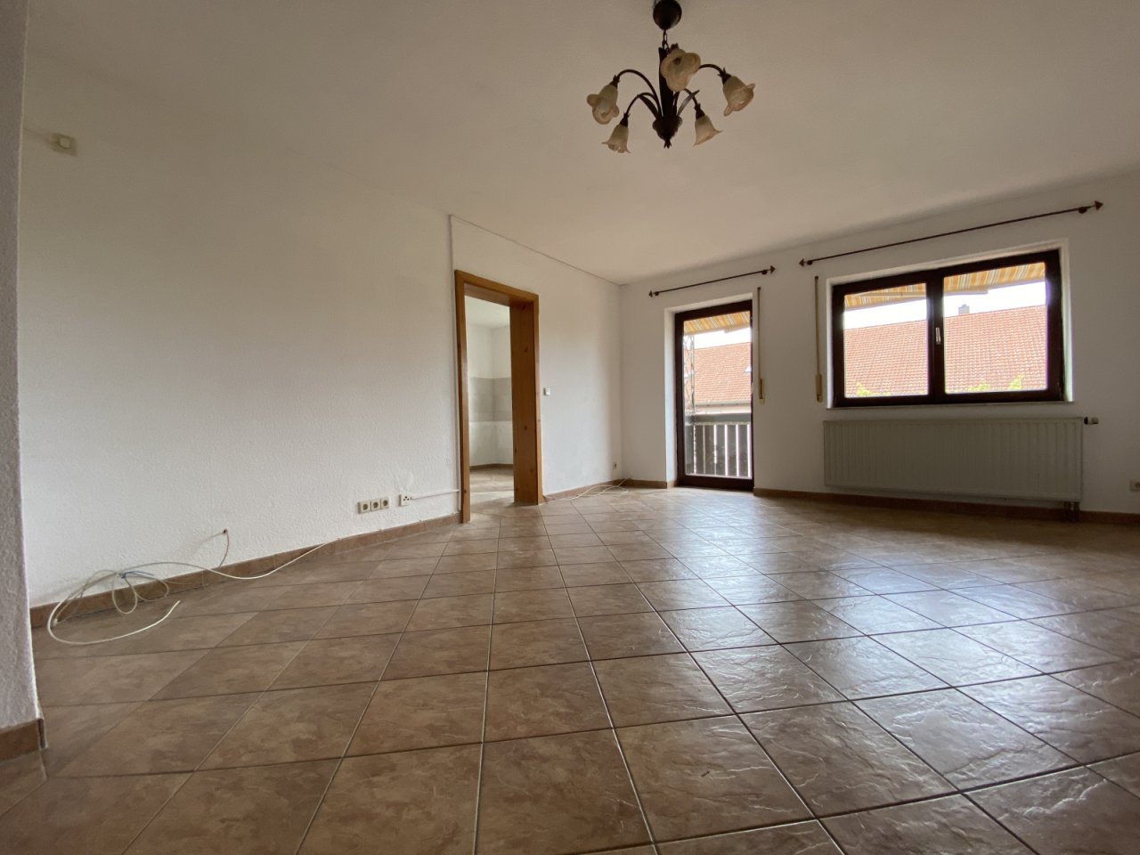 Wohnzimmer mit Zugang zum Balkon und Küche Wohnzimmer mit Zugang zum Balkon und Küche