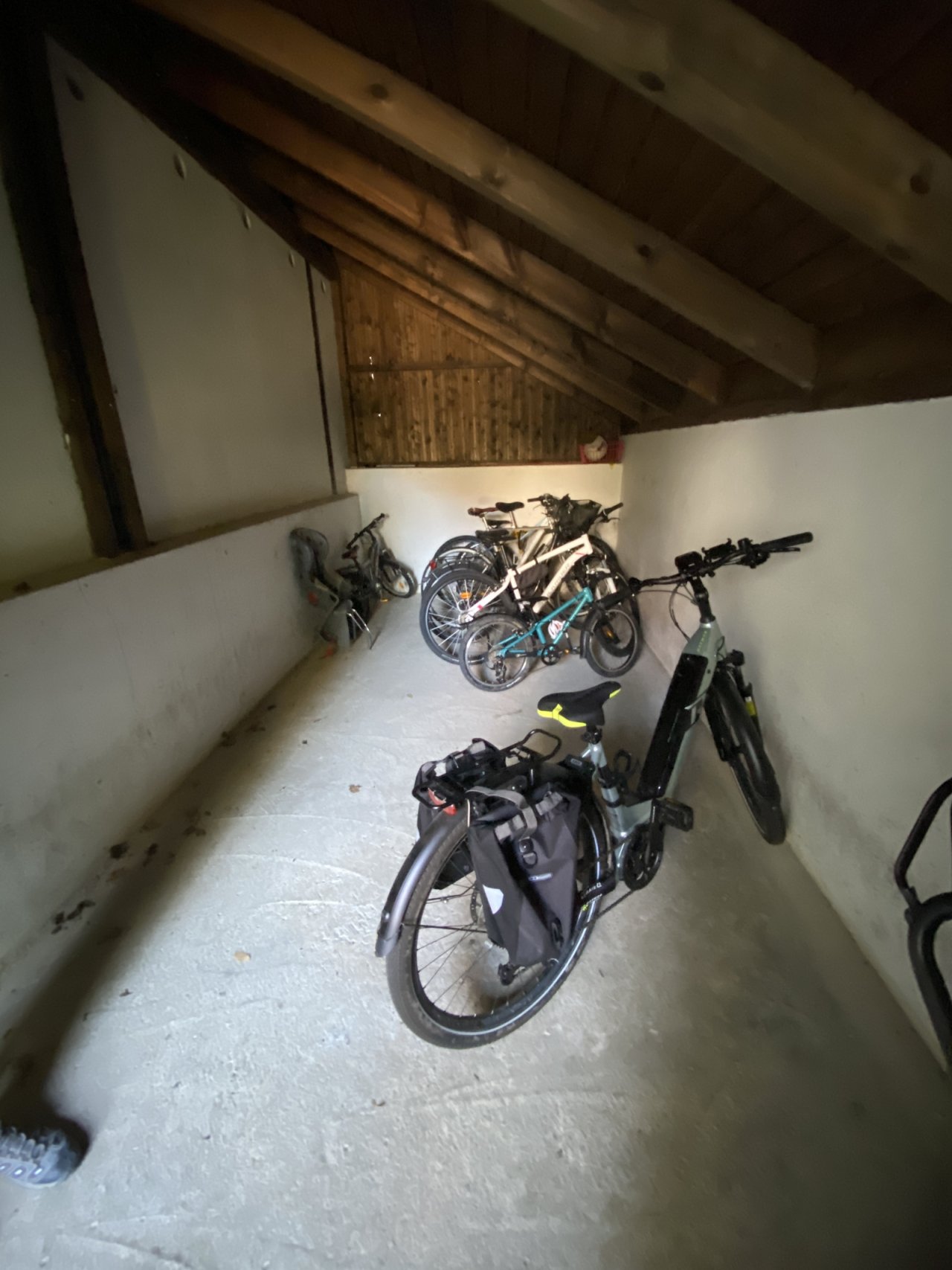 Fahrradabstellraum hinter Garagen Fahrradabstellraum hinter Garagen
