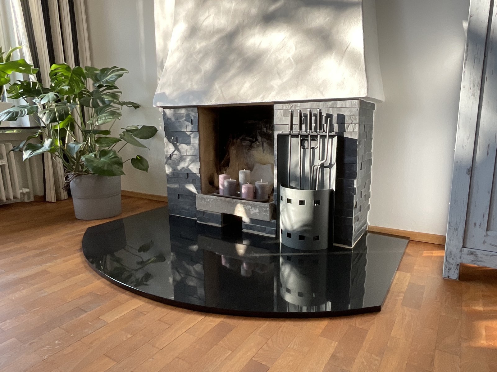 Offener Kamin im Wohnzimmer