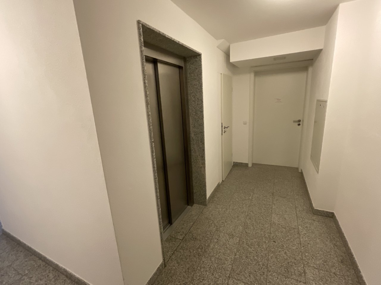 Kellerflur Aufzug Kellerflur Aufzug